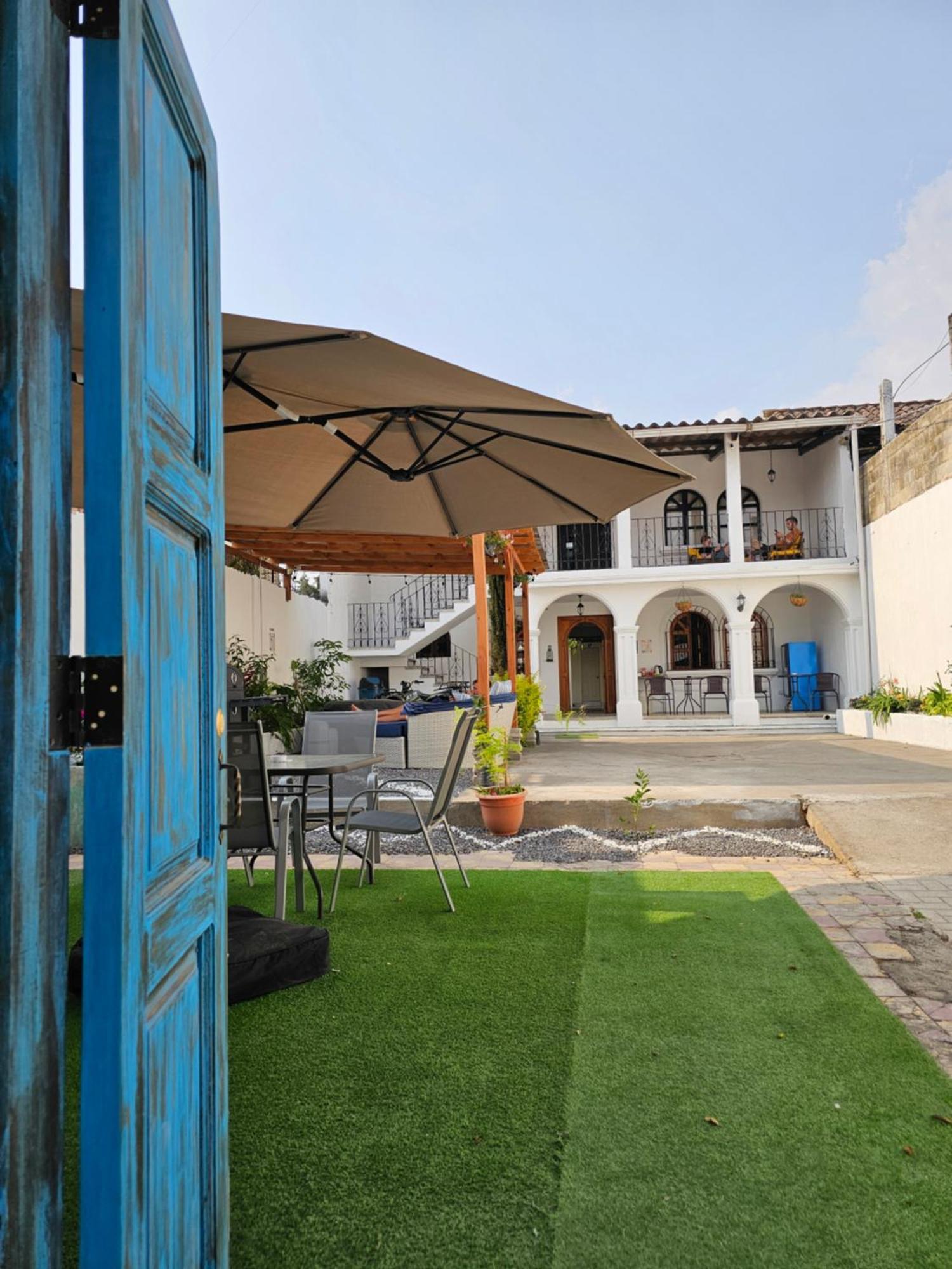 Blue Moon Hostel Antigua Ngoại thất bức ảnh