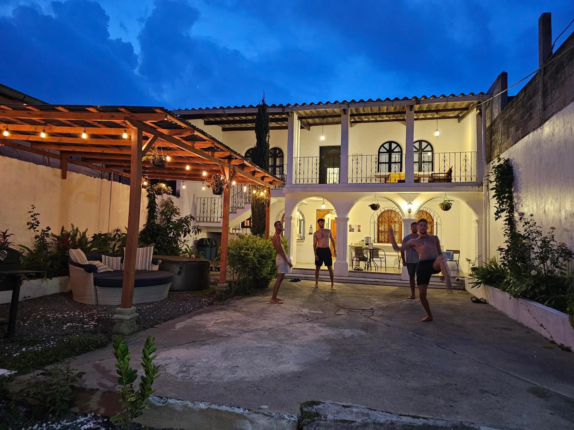 Blue Moon Hostel Antigua Ngoại thất bức ảnh